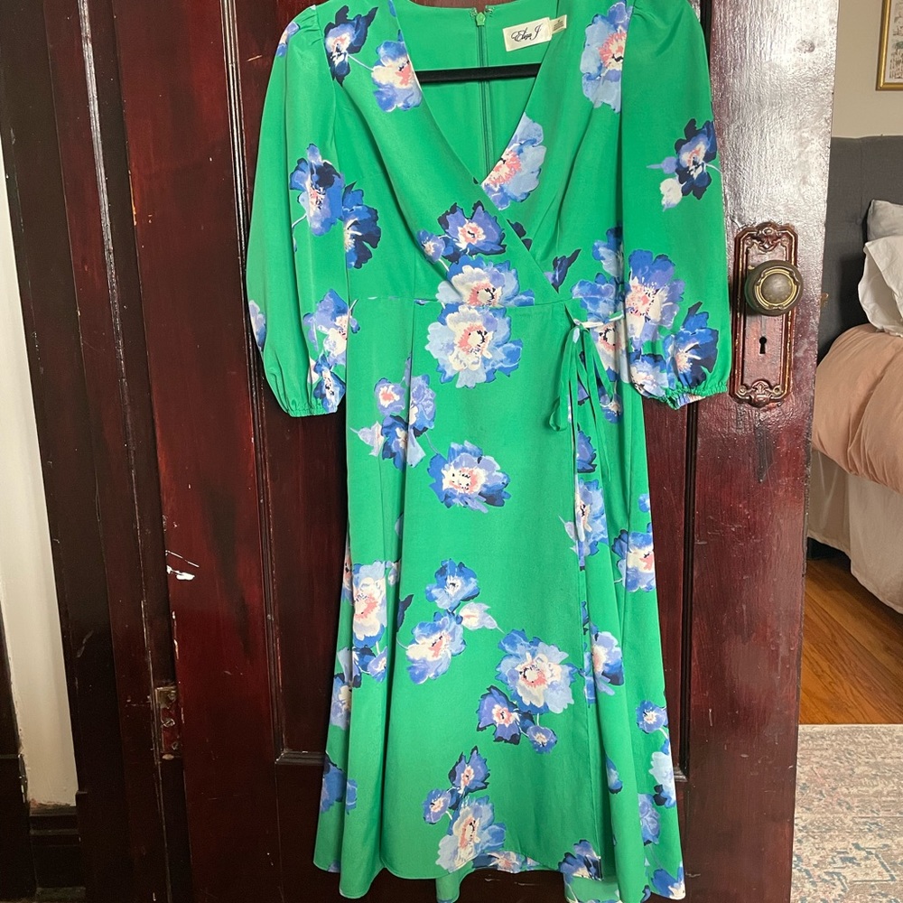 Petite Eliza J Wrap dress - Picture 3 of 4
